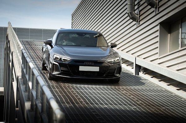 How to Choose the Perfect Wind Deflector for a Convertible Audi TT for Reduced Cabin Turbulence?