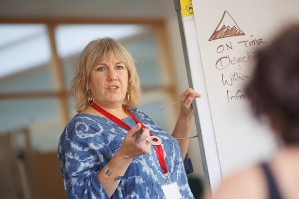 How to Maximize Learning Outcomes with Hybrid Education Models in the UK?